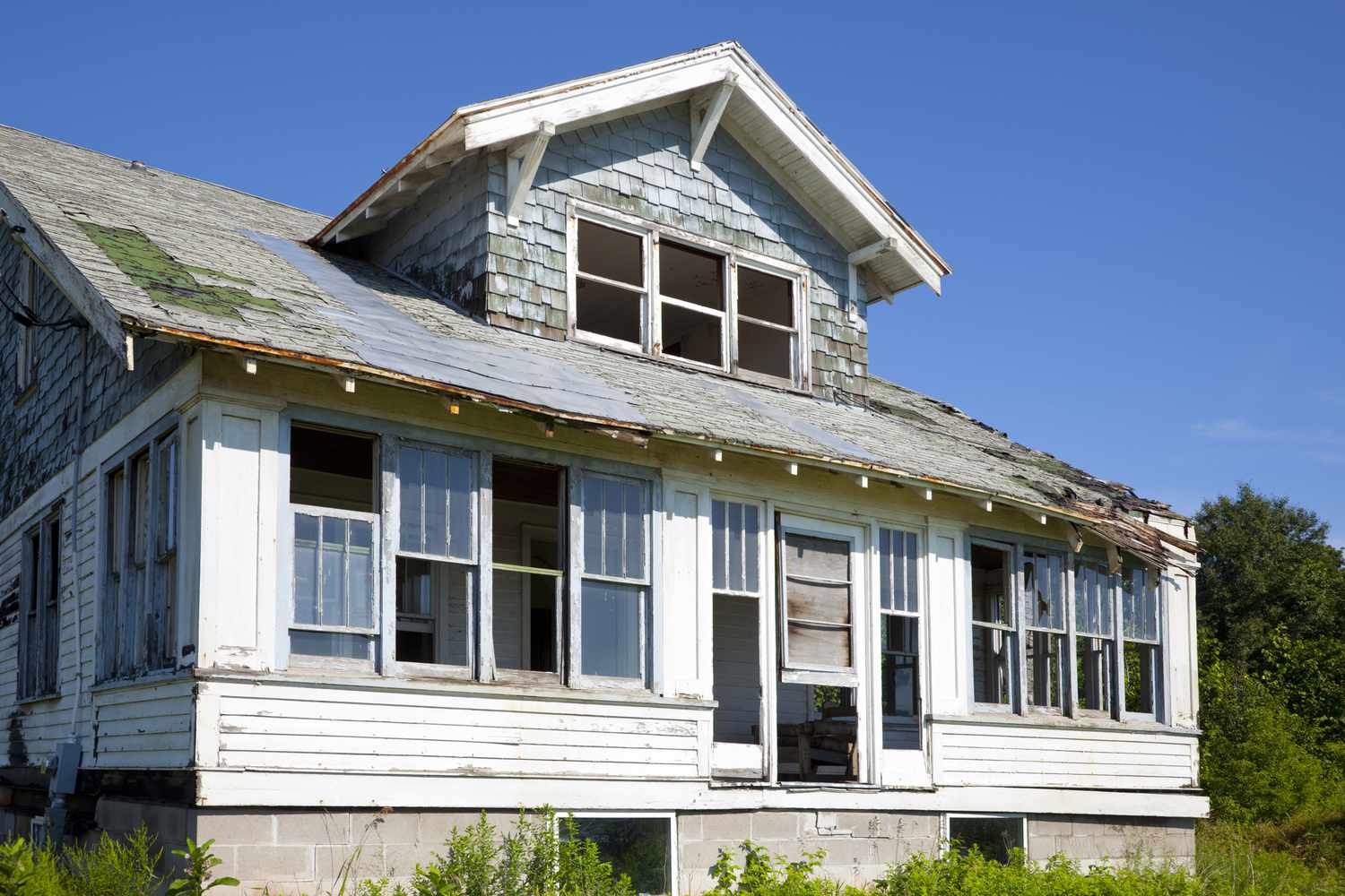 The Pros and Cons of Buying a Fixer-Upper Home